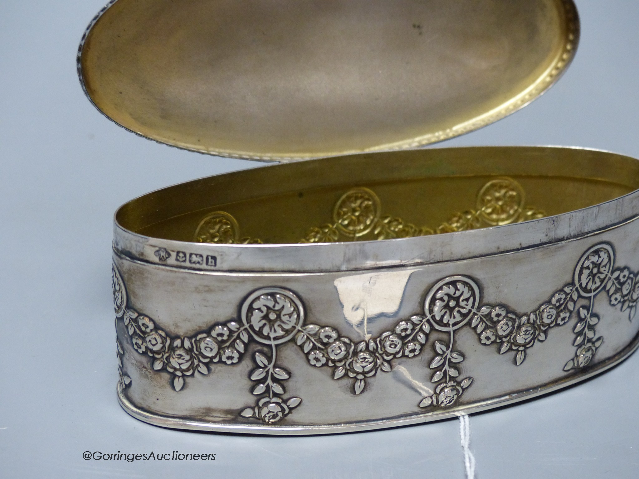 An Edwardian silver oval trinket box, William Hutton & Sons, Birmingham, 1907, 13.7cm, 5oz.